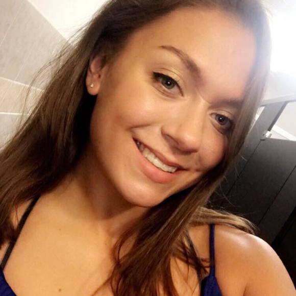 Profile Picture of Emilie Schworm (@emilieschworm) on Poshmark