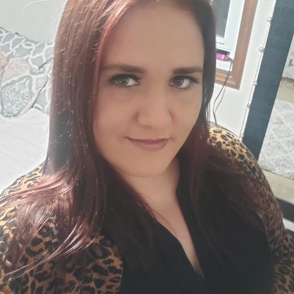 Profile Picture of Lisa Ewald (@lisaewald2012) on Poshmark