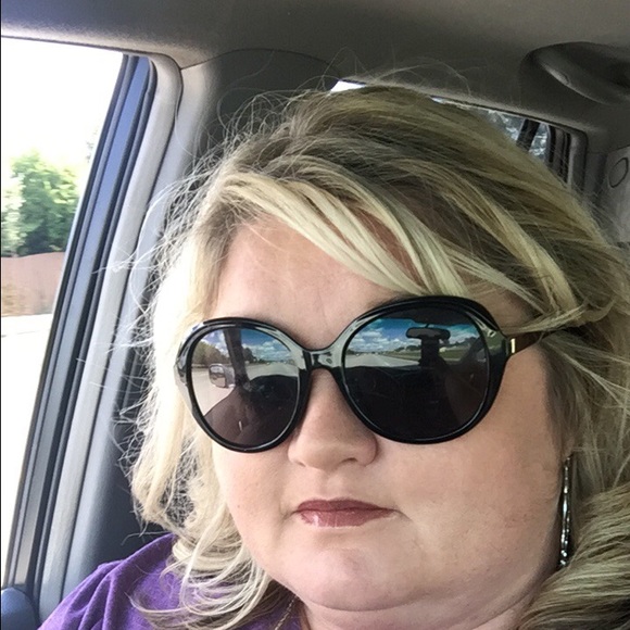 Profile Picture of Amy Pace (@amydpace) on Poshmark