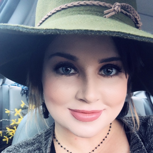 Profile Picture of Kayla Cordell massey (@klah1989) on Poshmark