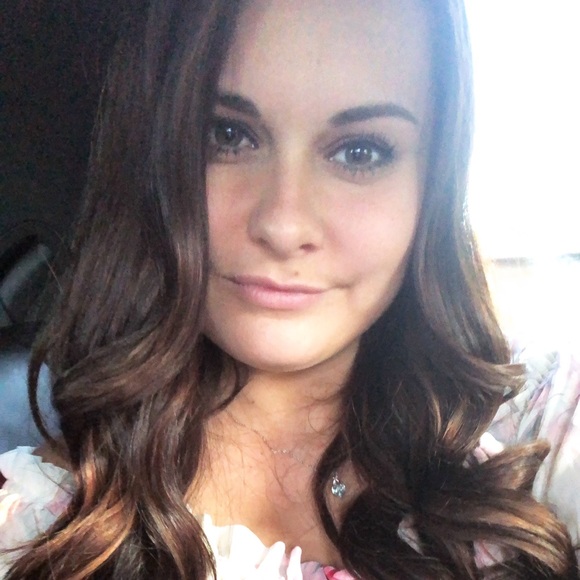 Profile Picture of Haley Huffman (@hbh1616) on Poshmark