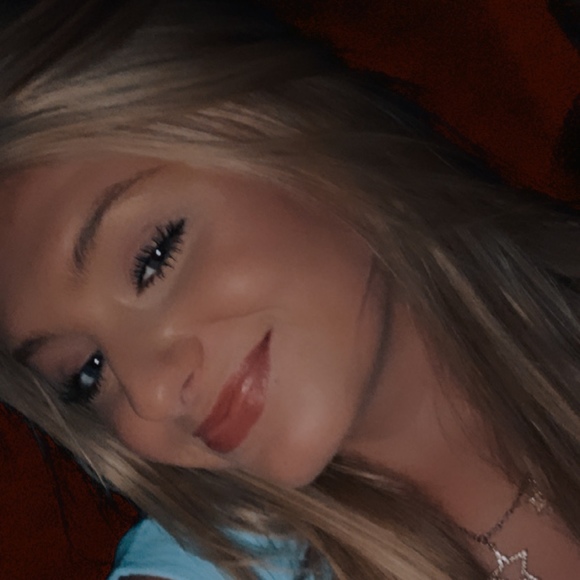 Profile Picture of Lexi Walters (@lexiwalters_18) on Poshmark