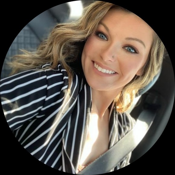 Profile Picture of Emily Eckhoff (@eeeckhoff) on Poshmark