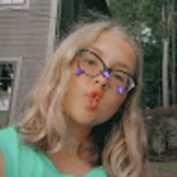 Profile Picture of Gretchen Hagenbuch (@gretchen_herron) on Poshmark