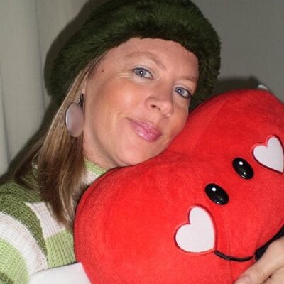 Profile Picture of Simone Santos (@simonesantos23) on Twitter
