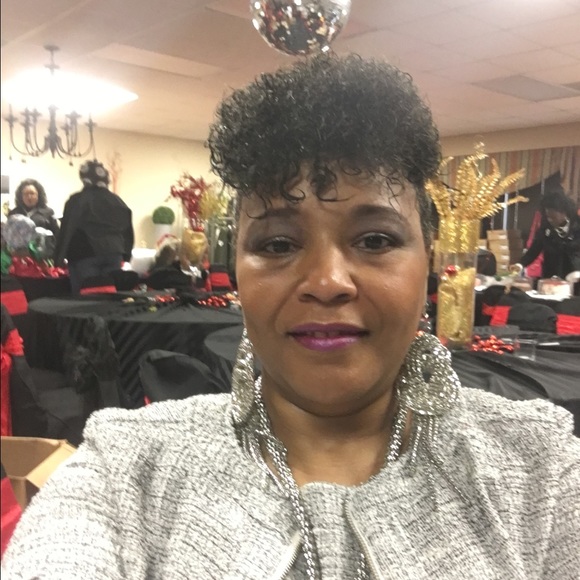 Profile Picture of Robin Hines (@amaridi123) on Poshmark