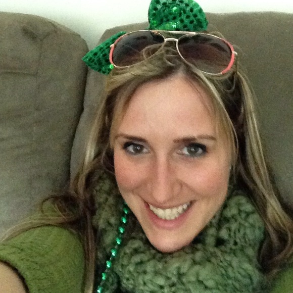 Profile Picture of Carissa Legakis (@carissal221) on Poshmark