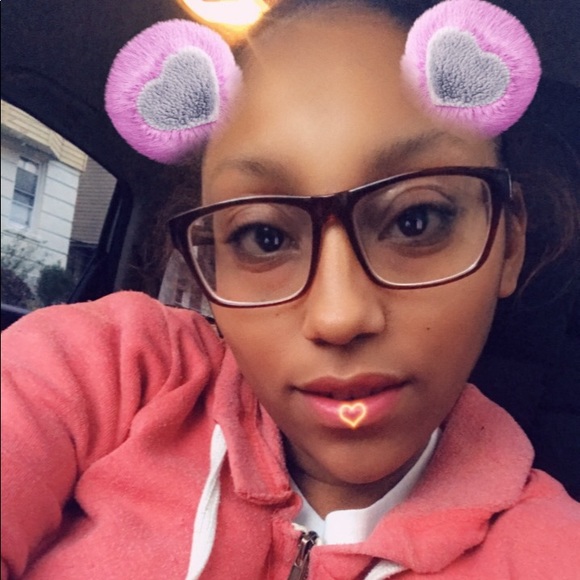 Profile Picture of Shawna Carlisle (@shawnac1103) on Poshmark