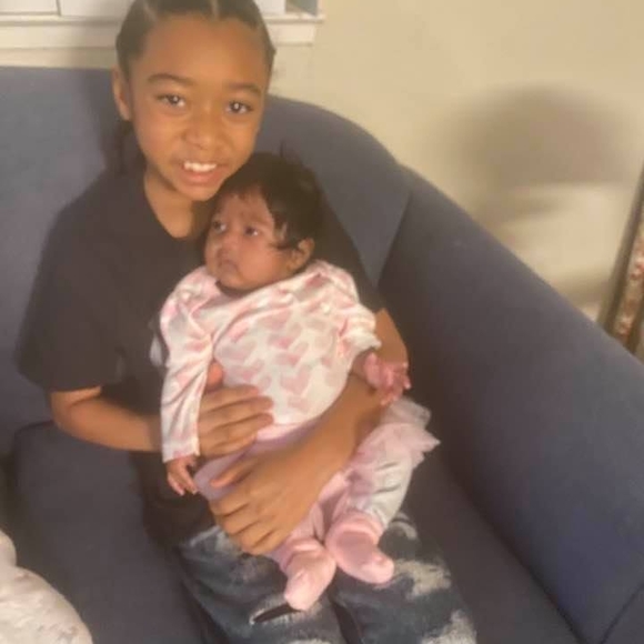 Profile Picture of Michelle Mackey (@mackeymichelle) on Poshmark