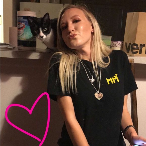 Profile Picture of Erin Kerns (@erinkerns) on Poshmark