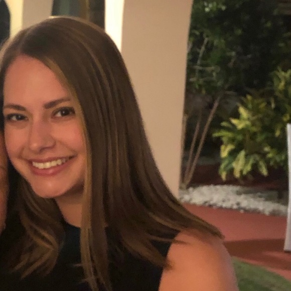 Profile Picture of Liz Bruzas (@lizbruzas) on Poshmark