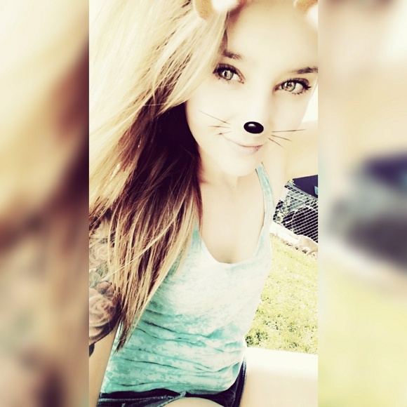 Profile Picture of Danielle Wessels (@wessels1997) on Poshmark