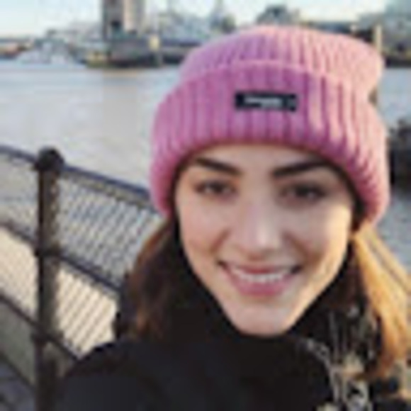 Profile Picture of Andria Ronne (@andriaronne) on Poshmark