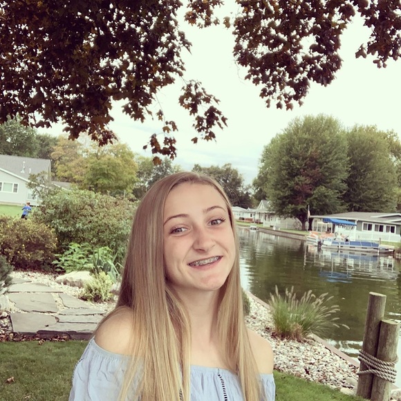 Profile Picture of Samantha Fenwick (@samanthafenwick) on Poshmark