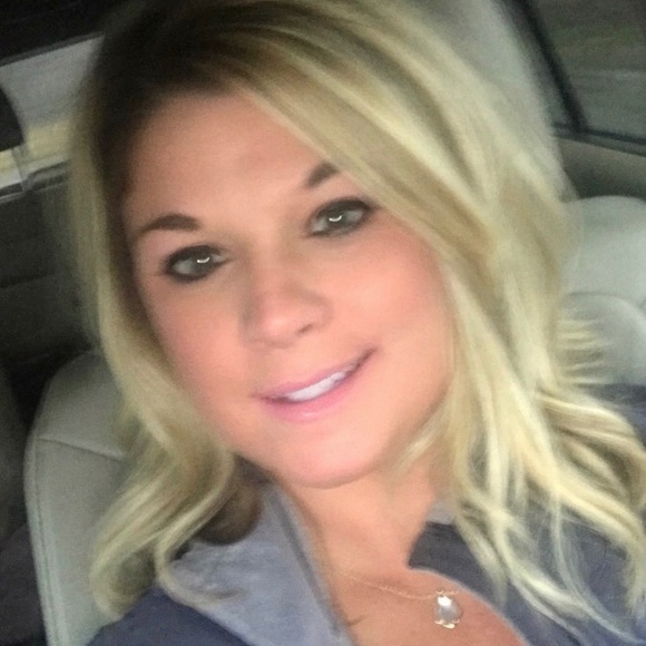 Profile Picture of Lindsay Surginer (@linzsurginer) on Poshmark