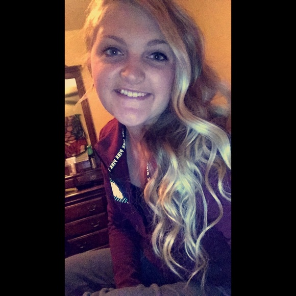 Profile Picture of Abbi Boyer (@abbimjboyer) on Poshmark