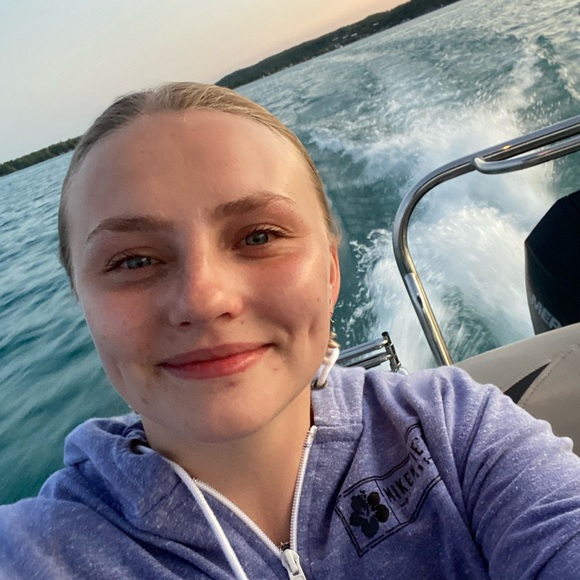 Profile Picture of Mikenzie Browning (@kenzeebee) on Poshmark