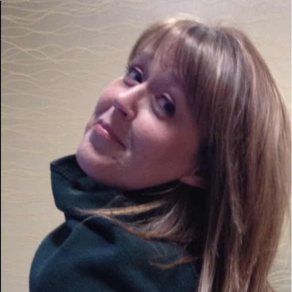 Profile Picture of Selena Weaver (@weaversbv) on Poshmark