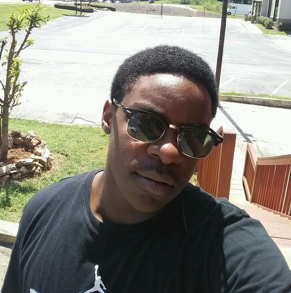 Profile Picture of Quinn Taylor (@que921) on Poshmark