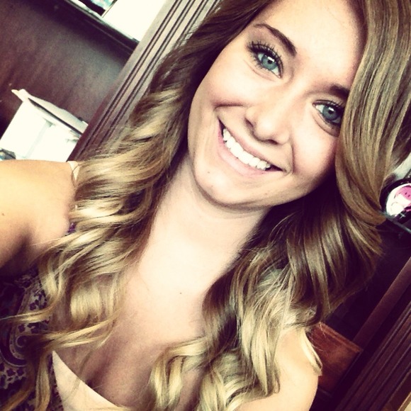 Profile Picture of Ashton Bundrick (@ash_larae) on Poshmark