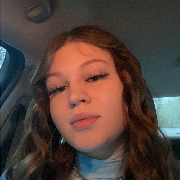 Profile Photo of Olivia Daniel (@oliviag0112) on Poshmark