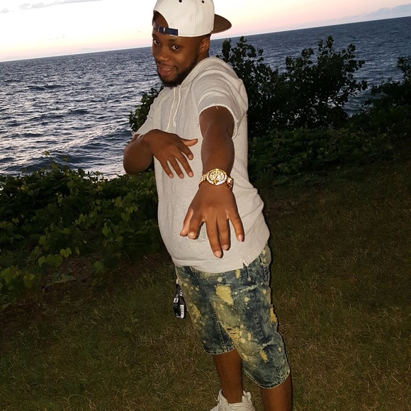 Profile Picture of Steven Robinson (@brush24) on Poshmark