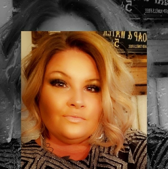 Profile Picture of Amy Ivancic (@amyivancic) on Poshmark