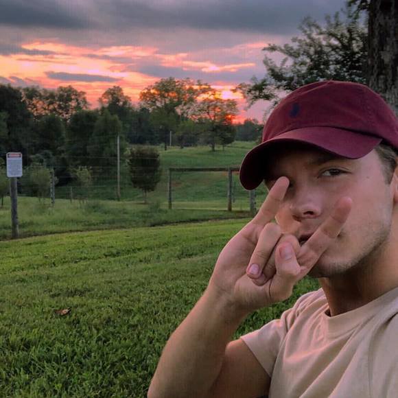 Jake Bradshaw - Poshmark Profile Picture of Jake Bradshaw (@thejakebee) on Poshmark