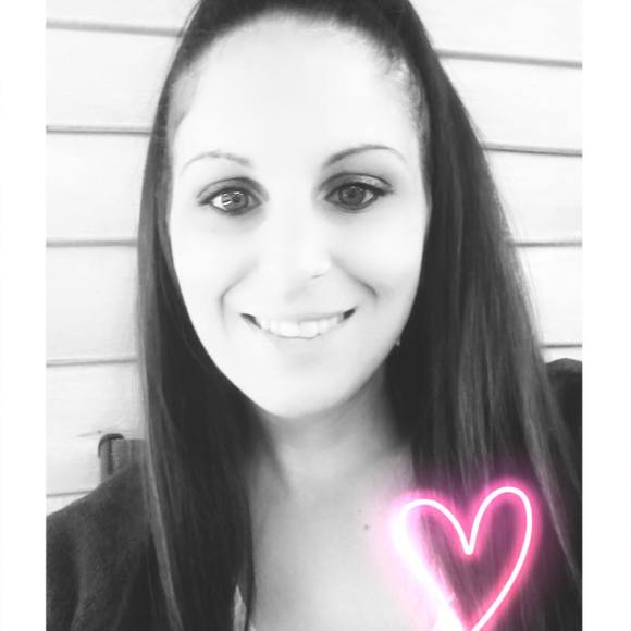 Profile Picture of Brittni Caines (@brittnic3232) on Poshmark