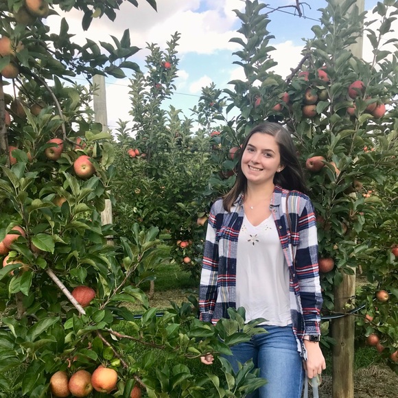 Profile Picture of Emily Rathgeb (@emilyrathgeb) on Poshmark