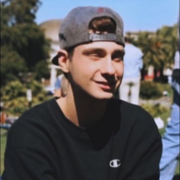 Profile Picture of Matt Henmueller (@matthenmueller) on Poshmark