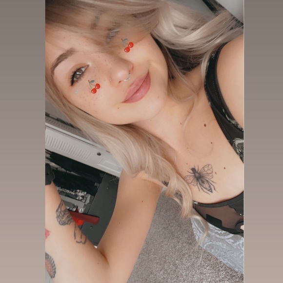 Casey Kenyon - Poshmark Profile Picture of Casey Kenyon (@caseymoe20) on Poshmark