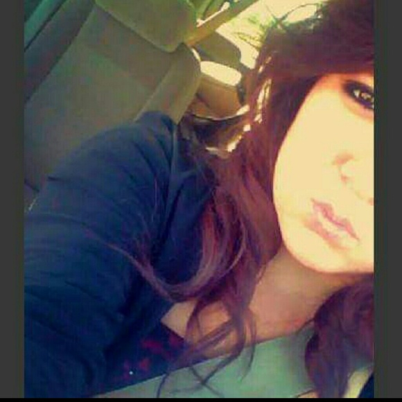 Profile Picture of Julia Gasca (@julieg1898) on Poshmark