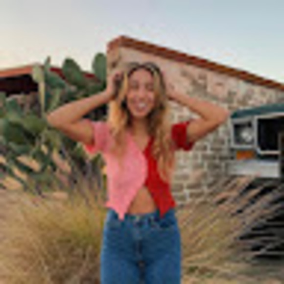 Profile Picture of Jessica Kocur (@blueopalstone) on Poshmark