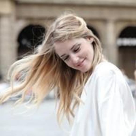 Profile Picture of Stephani Hall (@stephani_c33wf) on Poshmark