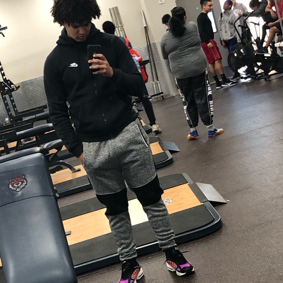 Profile Picture of Deleon Sippio (@sippio_22) on Poshmark