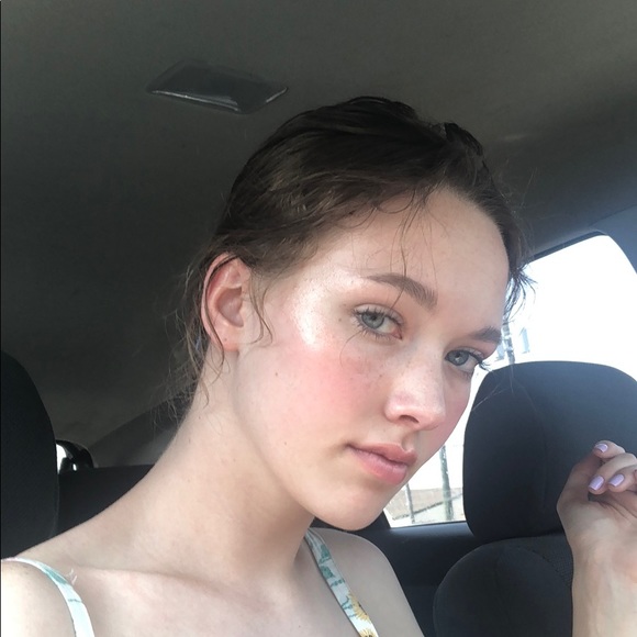 Profile Picture of Danielle Guy (@dguy1316) on Poshmark