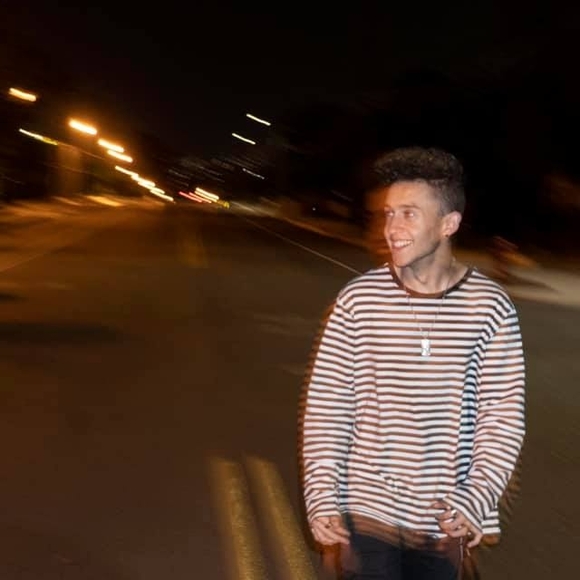 Profile Picture of Alex Perea (@alexperea) on Poshmark