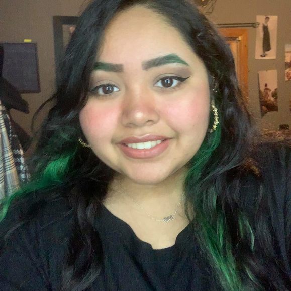 Profile Picture of Julia Hurtado (@julia_hurtado) on Poshmark