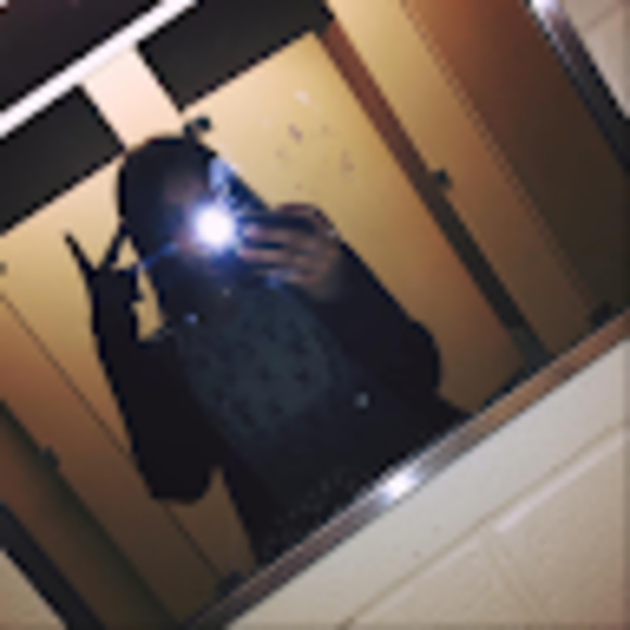 Profile Picture of Chloe Lamb (@lambchloe67) on Poshmark