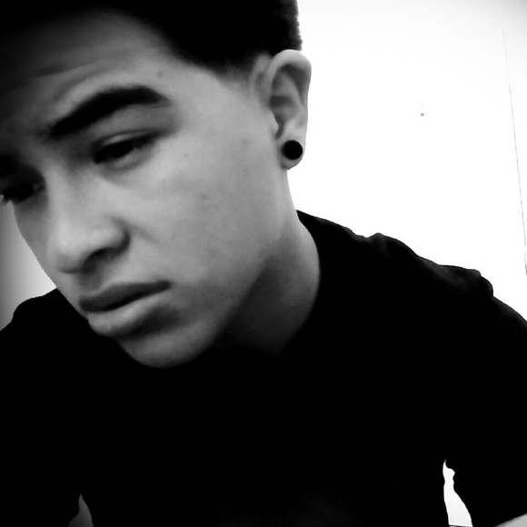 Profile Picture of Troy Perez (@pereztroy) on Poshmark