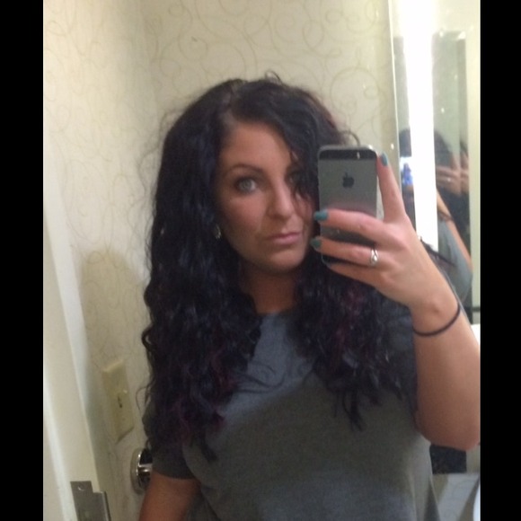 Profile Picture of Hillary Bosold (@hillarybosold) on Poshmark