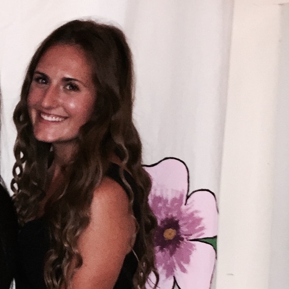 Profile Picture of Julia Ritter (@julia_ritter) on Poshmark