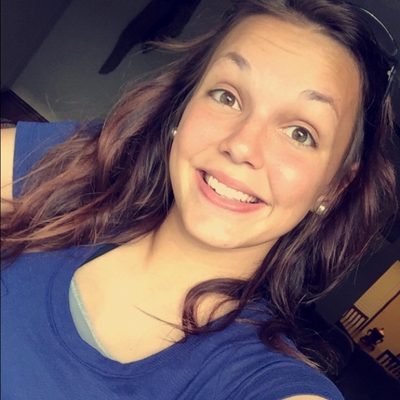 Profile Picture of Carleigh Regan (@carleighregan) on Poshmark