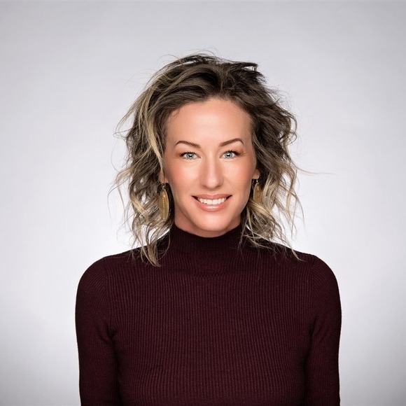 Profile Picture of Arden Tomosky (@ardentomosky) on Poshmark