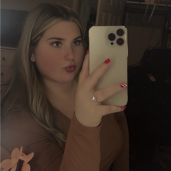 Brianna Frazer - Poshmark Profile Picture of Brianna Frazer (@briannafrazer) on Poshmark