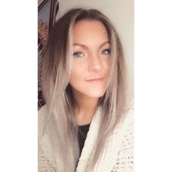 Profile Picture of Lenzi Brewer (@lenzibrewer) on Poshmark