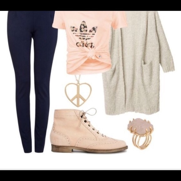 Profile Picture of Victoria Okenkpa (@20dollarstuff) on Poshmark