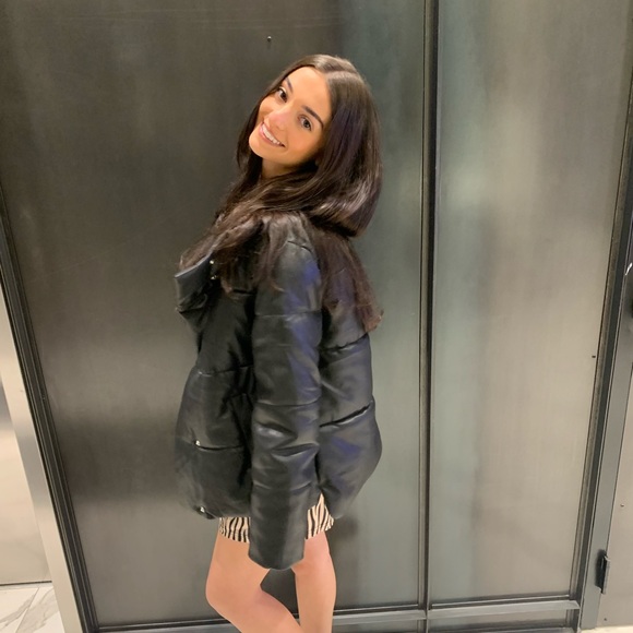 Profile Picture of Bella Stilliana (@bellastilliana) on Poshmark
