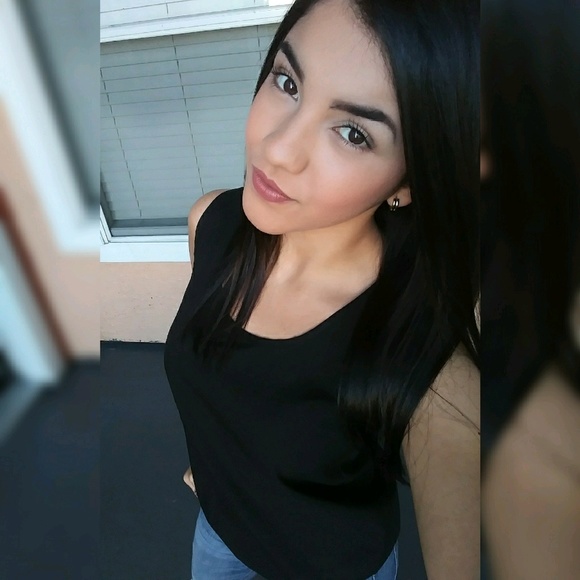 Profile Picture of Wilanjeny Chaparro (@wilachap) on Poshmark